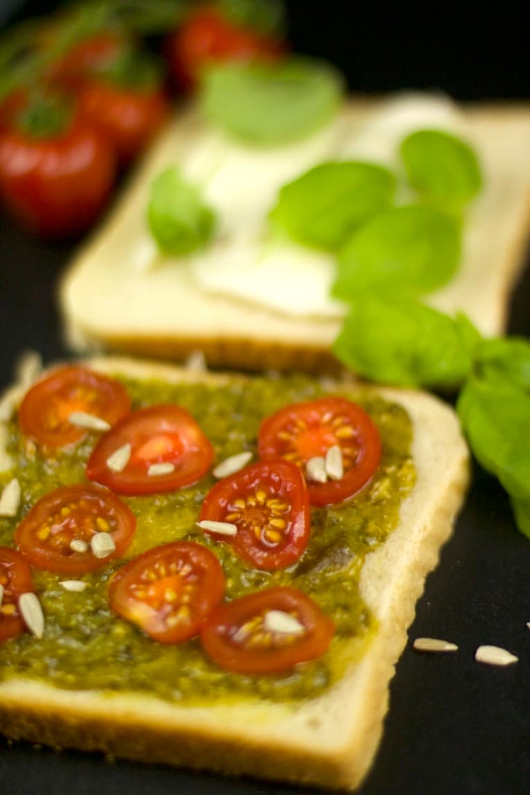 Tomate-Mozzarella-Pesto Sandwich